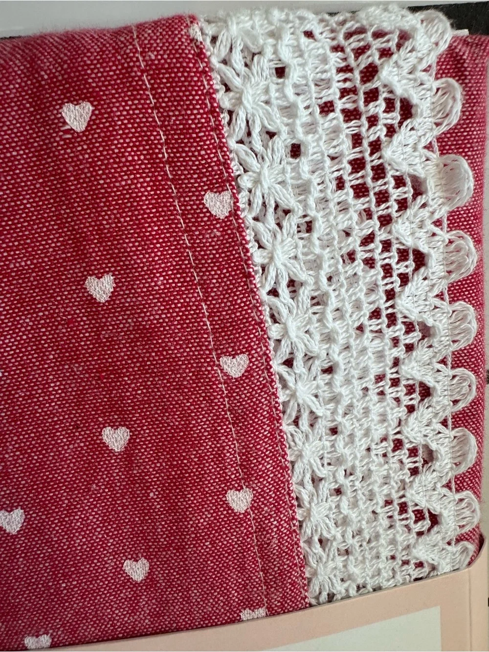 NWT Cupcakes & Cashmere Red White Heart Round Tablecloth 90” Lace Trim